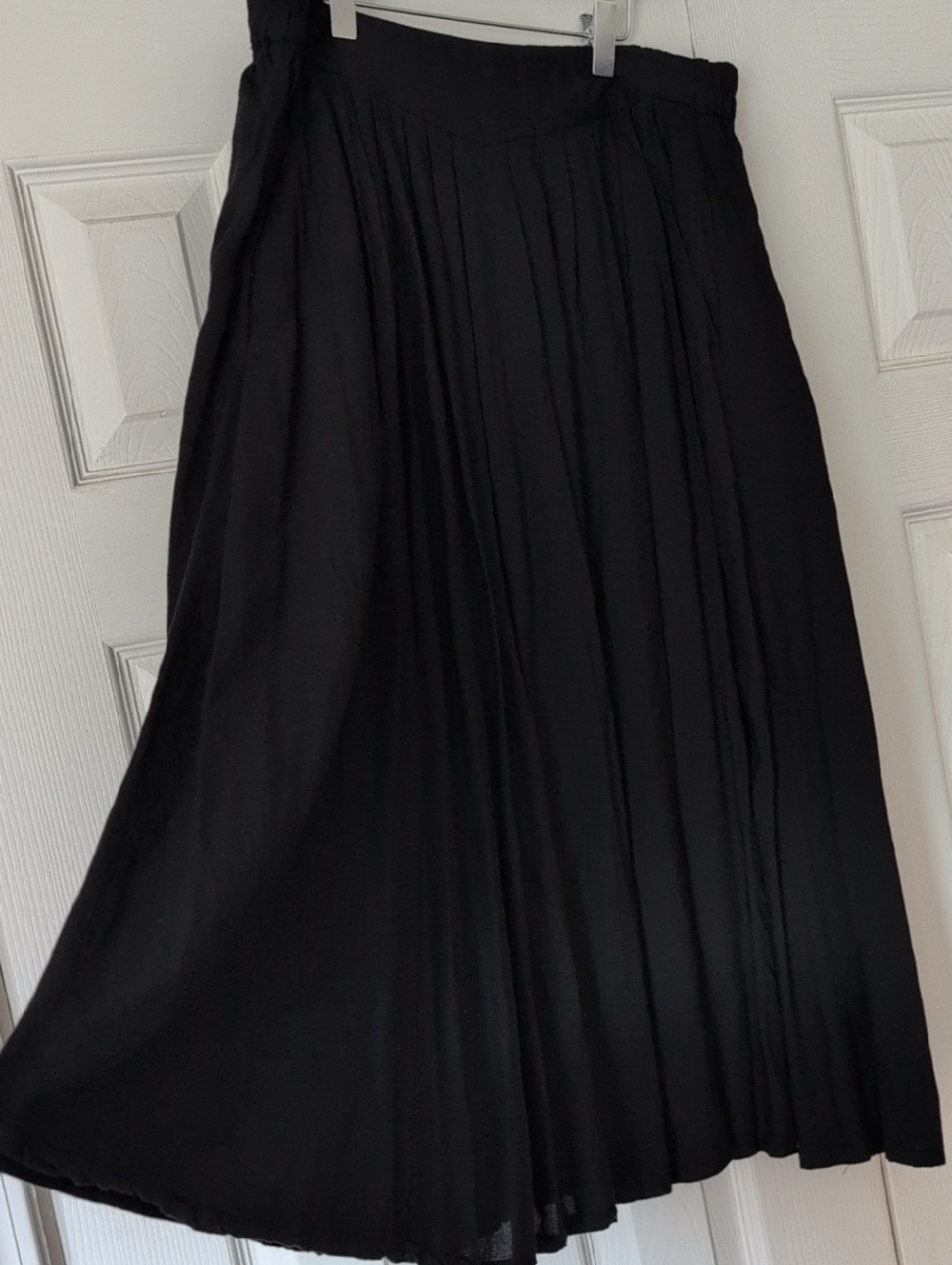 Black Flowy Front PleatMidi Skirt with Pockets
